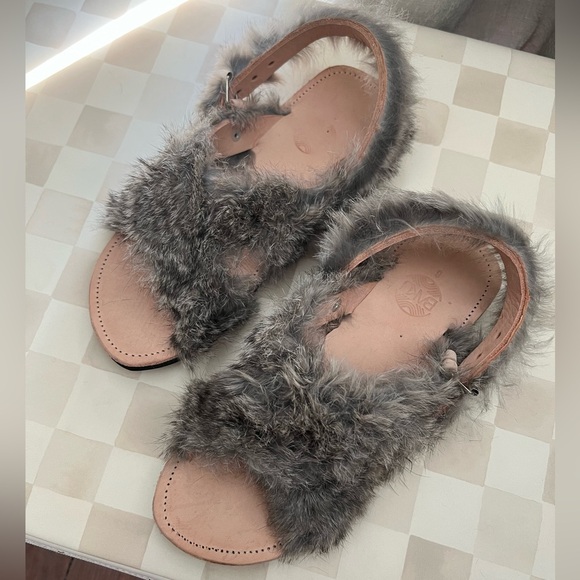 BAKU FUR SANDAL fits like a womens US 8.5 (BRAND NEW) - Picture 2 of 5